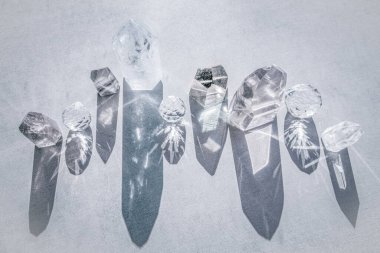 İyileştirme mineralleri, şifa için mücevherler, ruhani uygulamalar veya alternatif tıp