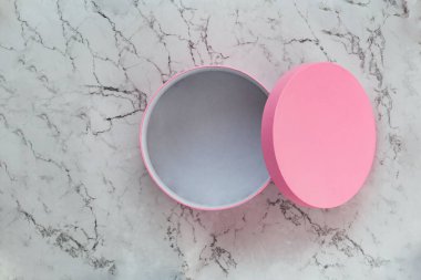 Mermer kapağı açık pembe yuvarlak hediye kutusu. Mermer dokuya sahip yuvarlak hediye kutusu düzlüğü.