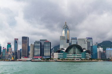 HONG KONG - 23 AĞUSTOS 2012: Bulutlu gökyüzüne karşı Hong Kong 'daki Victoria Limanı' nın silüeti