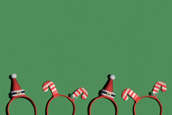 Jul bakgrund roliga fest pannband på grön bakgrund — Stockfoto