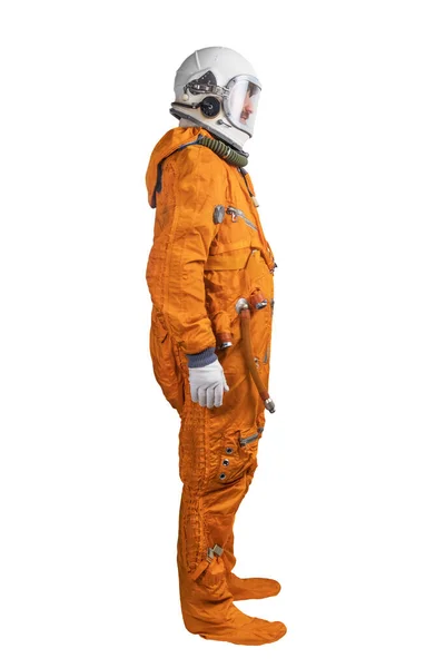 Astronauta con traje espacial naranja y casco espacial aislado sobre un fondo blanco. Vista lateral —  Fotos de Stock