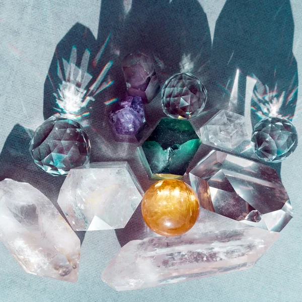 Vlakke lay van verschillende mooie glanzende kristallen. Helende kristallen, edelstenen voor ontspanning en meditatie. Kristallen helende kracht concept. — Stockfoto
