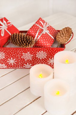 Ahşap masada noel süsü