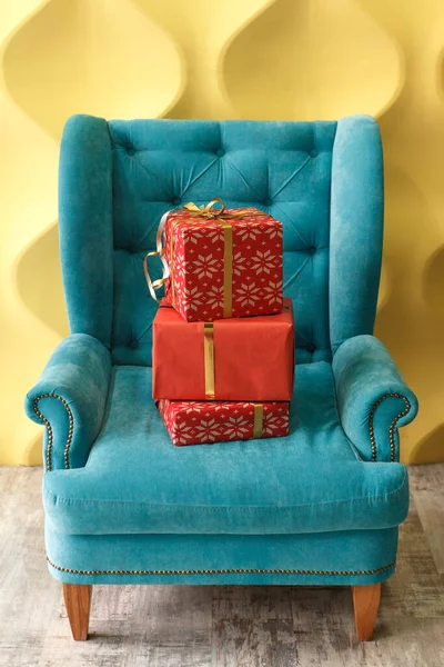 Poltrona blu con scatole regalo rosse — Foto Stock