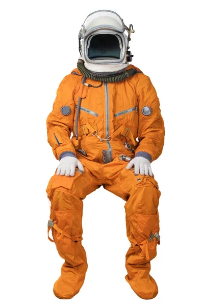Astronauta con un traje espacial naranja y casco de espacio abierto sentado aislado sobre fondo blanco — Foto de Stock