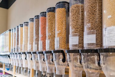 Sürdürülebilir plastik marketteki hamur işleri. Sıfır atık bakkalında makarna dağıtıcıları