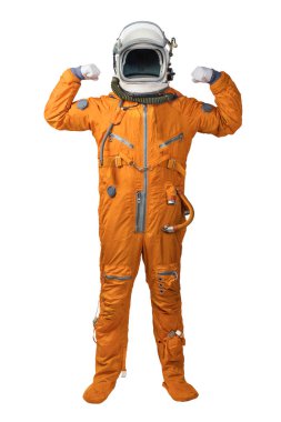 Turuncu uzay giysisi ve kaskı giyen astronot, beyaz arka planda izole edilmiş kol hareketlerini gösteriyor.