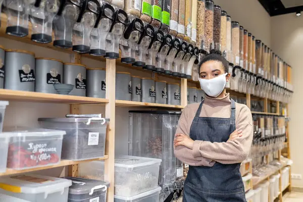 Portrait de femme afro-américaine propriétaire d'une petite entreprise locale durable portant un masque en coton respectueux de l'environnement — Photo