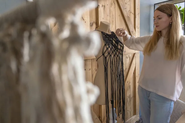 Mujer Joven Creando Vestido Macramé Maniquí Concepto Pequeño Negocio Doméstico Imágenes de stock libres de derechos