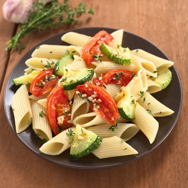 Nudeln mit Zucchini und Tomaten — Stockfoto