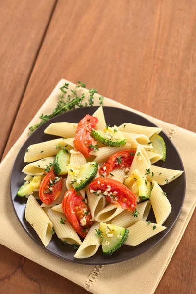 Pâtes aux courgettes et tomates — Photo