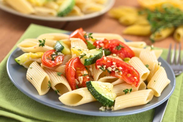 Pasta med zucchini och tomat — Stockfoto