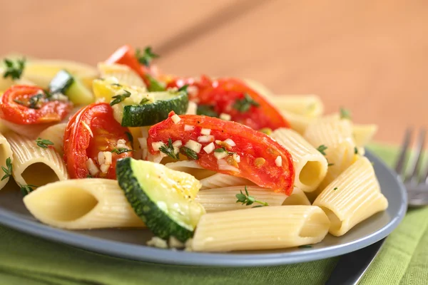 Nudeln mit Zucchini und Tomaten — Stockfoto