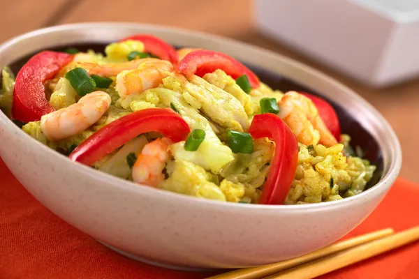 Prato de arroz com repolho, frango e camarão — Fotografia de Stock