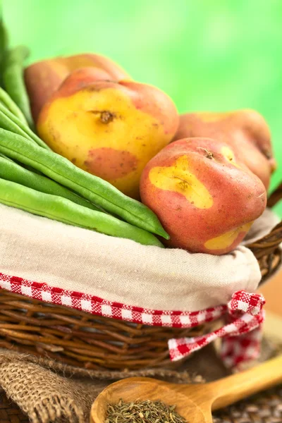 Råa gröna bönor och potatis — Stockfoto