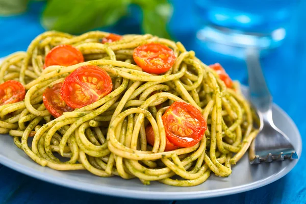 Spaghetti z pesto i pomidorami — Zdjęcie stockowe