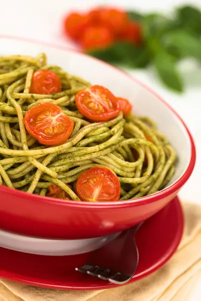 Espaguetis con pesto y tomate —  Fotos de Stock