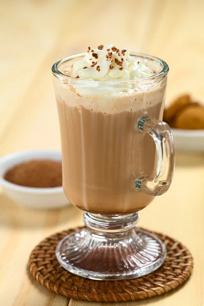 Chocolat chaud et crème fouettée — Photo