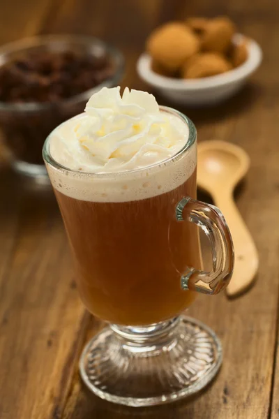 Té de cáscara de cacao caliente con crema — Foto de Stock