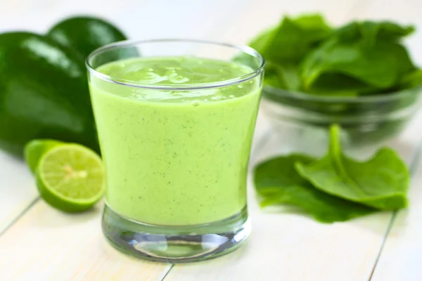 Smoothie mit Avocado und Spinat — Stockfoto