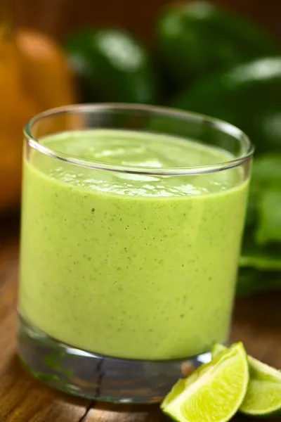 Avocado, Spinat und Birnen-Smoothie — Stockfoto