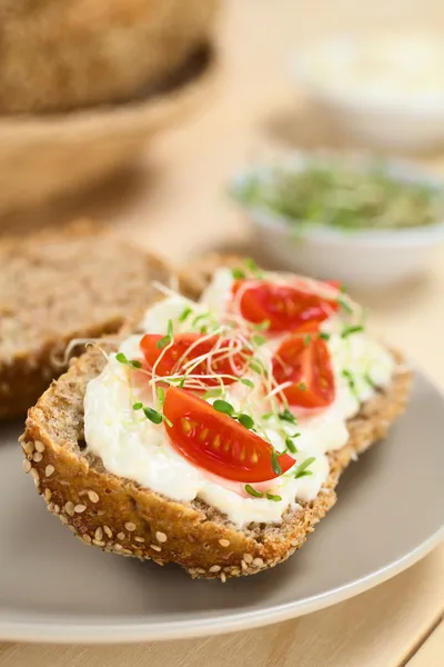 Baguette con queso crema, tomate y brotes — Foto de Stock