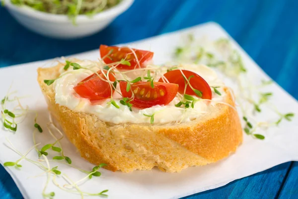 Baguette au fromage à la crème, tomate et germes — Photo
