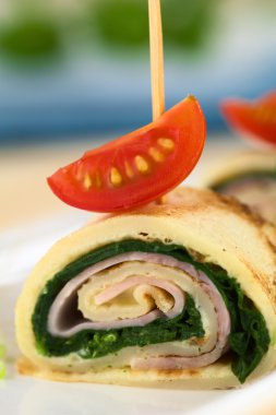 jambon ve ıspanak ile doldurulmuş krep rulo