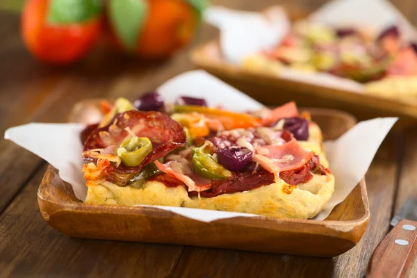 Pizza com presunto, salame, azeitona e pimenta — Fotografia de Stock