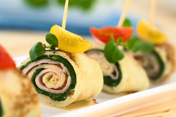 Rotoli di crepe ripieni di prosciutto e spinaci — Foto Stock