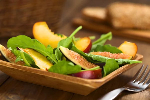 Fig, nectarine en spinazie salade — Stockfoto