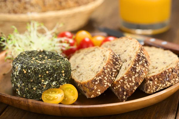 염소 치즈, wholegrain 빵 — 스톡 사진