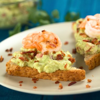 guacamole, karides ve pastırmalı ekmek