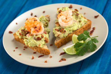 guacamole, karides ve pastırmalı ekmek