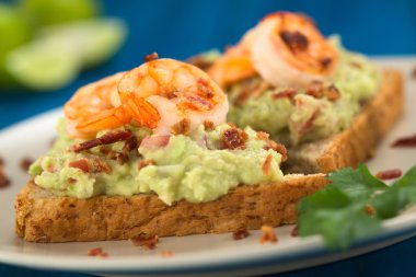 guacamole, karides ve pastırmalı ekmek