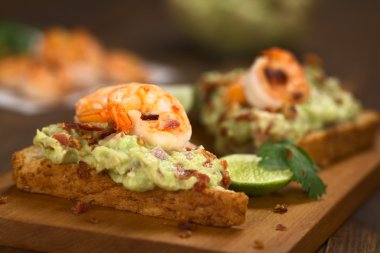guacamole, karides ve pastırmalı ekmek