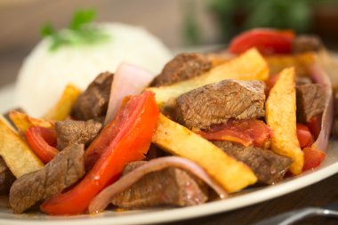 Perulu çanak Lomo saltado denir