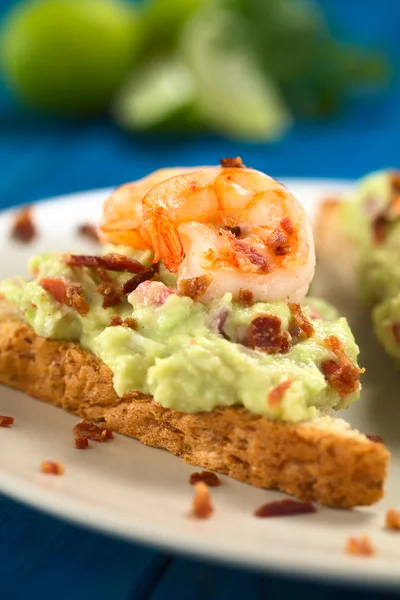 Bread with Guacamole, Shrimp and Bacon — Stock Photo, Image