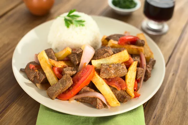 Plato peruano llamado Lomo Saltado — Foto de Stock