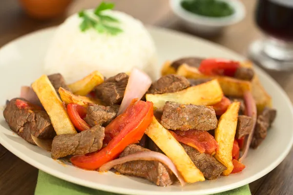 Peruánské jídlo zvané lomo saltado — 图库照片