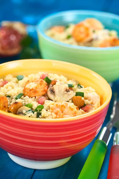 Couscous con camarones, champiñones, almendras y granadas —  Fotos de Stock
