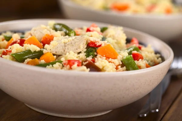 Couscous med kyckling, bönor, morot och paprika — Stockfoto