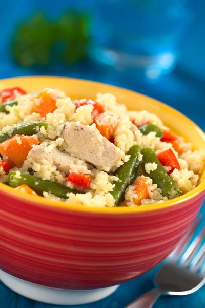 Couscous med kyckling, bönor, morot och paprika — Stockfoto