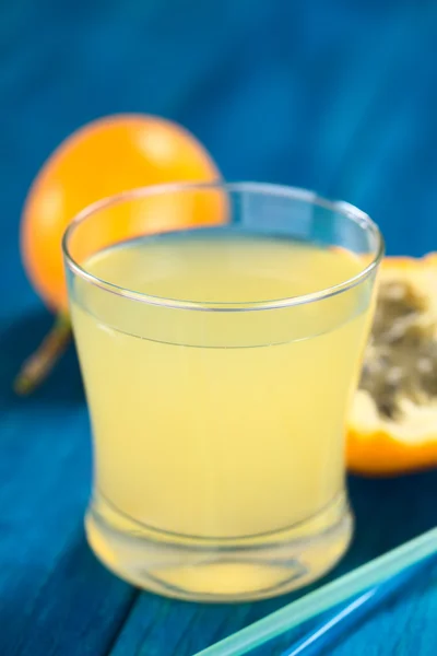 Söt granadilla juice — Stockfoto