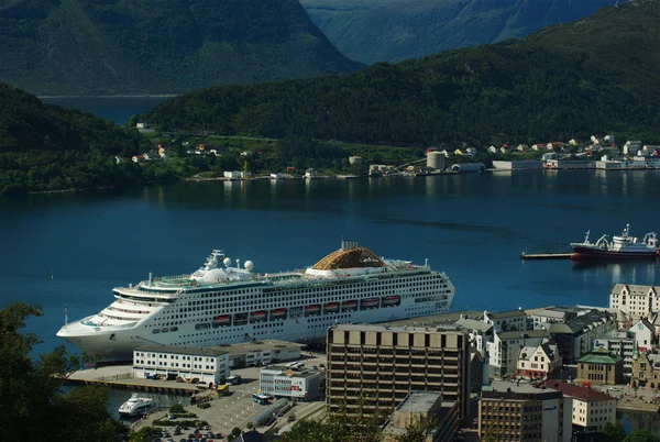 Statek wycieczkowy w aalesund, Norwegia — Zdjęcie stockowe