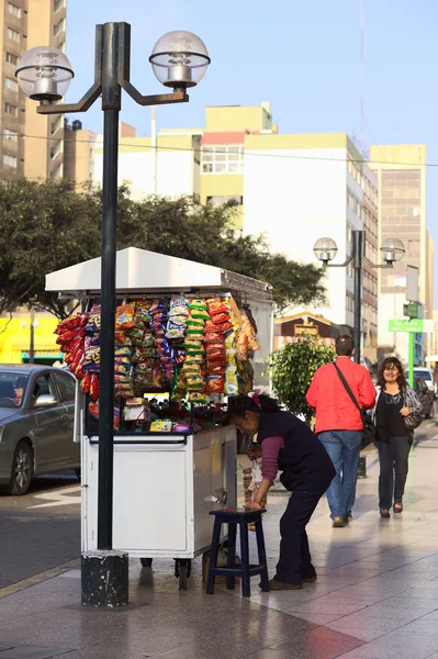 Pouliční prodejce v miraflores, lima, peru — Stock fotografie