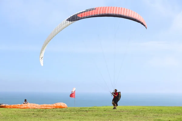 Gleitschirmfliegen in Miraflores, Lima, Peru — Stockfoto