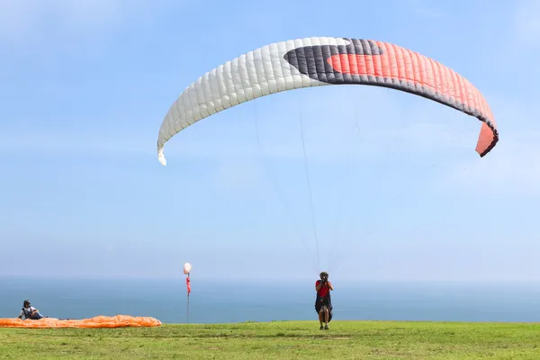 在拉弗洛雷斯，利马，秘鲁的滑翔伞 — 图库照片