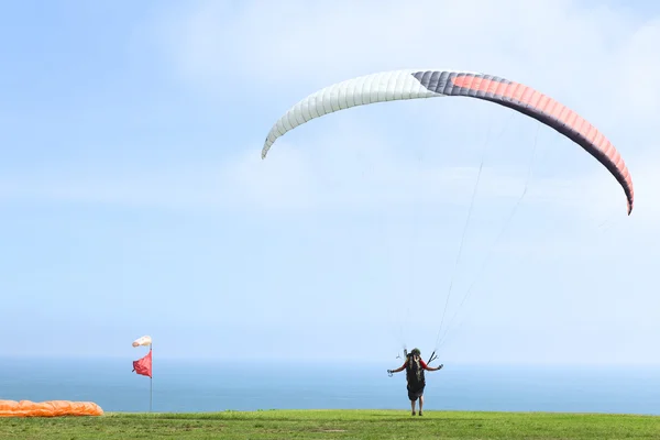 在拉弗洛雷斯，利马，秘鲁的滑翔伞 — 图库照片