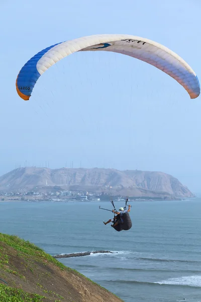 Paralotniarstwo w miraflores, lima, peru — Zdjęcie stockowe